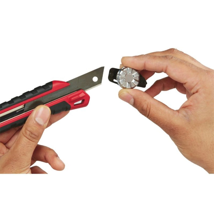 Cutter 18MM Con Rueda De Bloqueo 48221961 MILWAUKEE